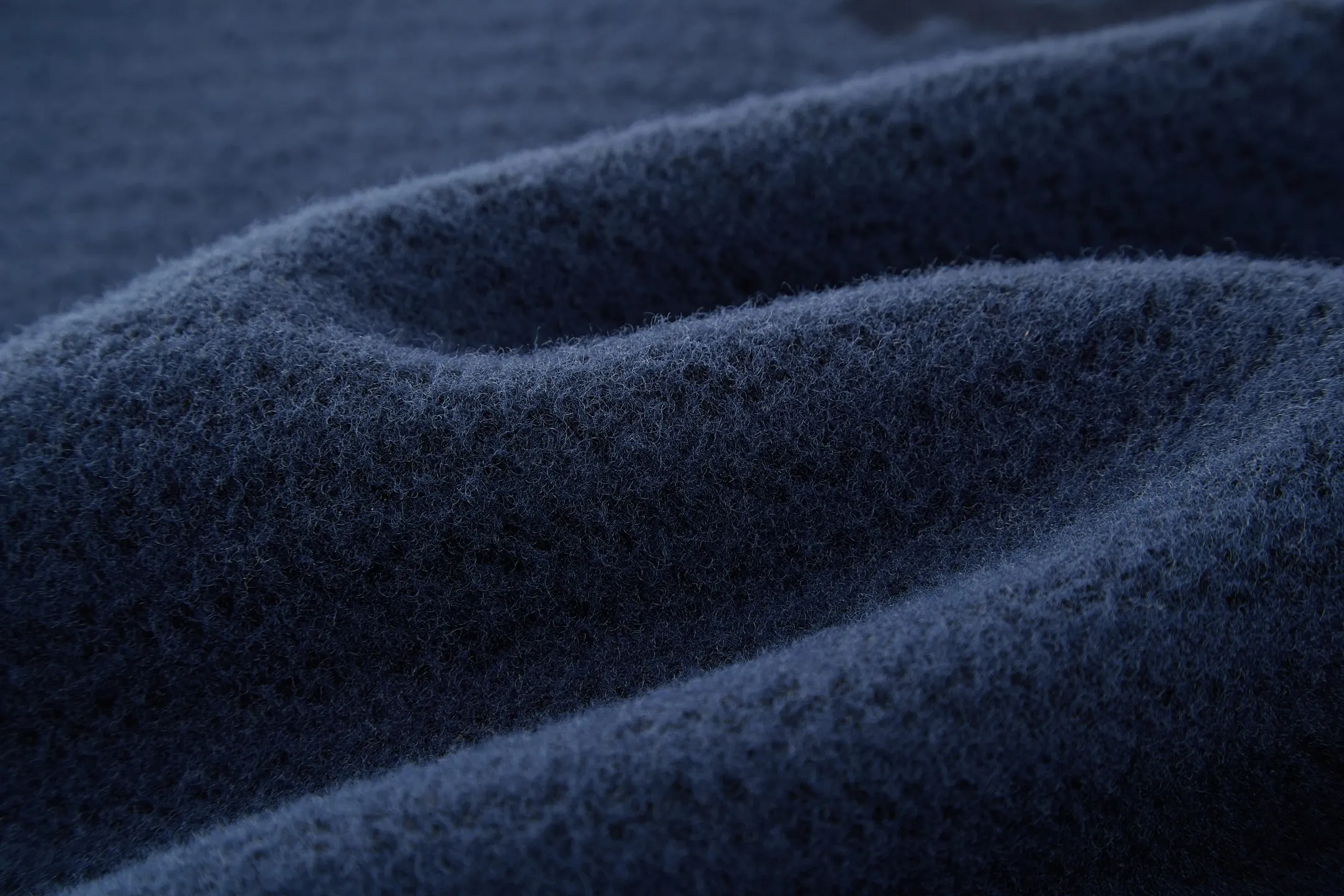 🅿️360 1v 25FW spliced ​​jacquard woolen short-sleeve (blue) The original version was purchased and developed for 15,100 yuan. The fabric is made of 10% wool, 40% cotton, 25% nylon, and 25% polyester fiber. This type of fabric is dyed and woven with a variety of materials mixed and woven, making summer wear less stuffy. 12-needle jacquard craftsmanship, the jacquard fabric has a velvet-like feel, and the upper body effect is smooth. It adopts twill weave in parts. This short-sleeved knitted crew neck shirt combines Monogram elements with velvety smooth horizontal stripes, echoing the flocked items in the 2025 spring and summer fashion show with its delicate texture. Pair it with matching shorts for a casual look, adding flexibility to brave adventurers this season. Size:S-M-L-XL